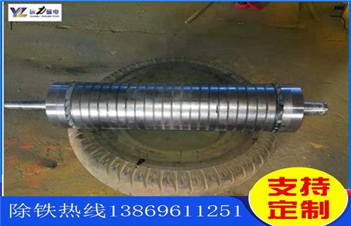 一、引發(fā)礦山機(jī)械事故的原因: 1、噪聲危害：礦山生產(chǎn)過程中的機(jī)械設(shè)施在運(yùn)行過程中會萌生不一樣程度的噪聲，例如：通風(fēng)機(jī)、空壓機(jī)風(fēng)鎬等高機(jī)械噪音設(shè)施;若這些個(gè)設(shè)施選型不符合理，又未采取避免噪聲污染的處理辦法，則會對接觸噪聲的作業(yè)擔(dān)任職務(wù)的人萌生噪聲危害，有時(shí)候甚至于會誘發(fā)擔(dān)任職務(wù)的人誤操作而引動出產(chǎn)安全意外。 2、水害：因?yàn)榈V山排水設(shè)施存在配備布置不夠，配備布置不符合理，排水供電線路、排水管路達(dá)不到要求，礦山排水有經(jīng)驗(yàn)不充足都可能導(dǎo)致礦山的水害。 3、物理性爆炸：礦山中因?yàn)椴灰?guī)范地運(yùn)用的壓力器皿及管道引動。例如：空壓機(jī)貯氣罐、鍋爐等存在物理爆炸危險(xiǎn);若出產(chǎn)中操作差錯(cuò)，設(shè)施安全附件失去效力，設(shè)施運(yùn)用、管理不合適都可能導(dǎo)發(fā)爆炸意外。 4、火災(zāi)：礦山機(jī)械設(shè)施運(yùn)轉(zhuǎn)不好或故障摩擦發(fā)熱引燃可燃物.或電氣器件故障發(fā)點(diǎn)燃燃料花或電弧引燃可燃物，或操作擔(dān)任職務(wù)的人操作差錯(cuò)導(dǎo)發(fā)某種發(fā)熱物體引燃可燃物，均會導(dǎo)發(fā)火災(zāi)的危險(xiǎn)。