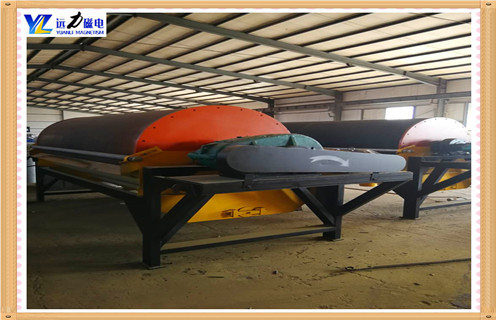 江西鈦鐵礦濕式磁選機_江西鈦鐵礦濕式磁選機原理更便捷型號參數(shù)及磁場強度 ，本系列磁選機，采用永磁材料作為磁源。濕式磁選物料中磁性物質(zhì)，采用的強磁場多動態(tài)磁系的磁路設(shè)計分選礦物中的鐵。本系列濕式磁選機避免順流和逆流濕式磁選機中的缺陷，兼?zhèn)鋬煞N機型優(yōu)點。具有跑尾少，除鐵效果好等特點。 一、江西鈦鐵礦濕式磁選機_江西鈦鐵礦濕式磁選機原理更便捷型號參數(shù)及磁場強度 用途： 適用于料度3mm以下的磁鐵礦，磁黃鐵礦、焙燒礦，鈦鐵礦等物料的濕式磁選，也用于煤、非金屬礦、建材等物料的除鐵作業(yè)。 二、江西鈦鐵礦濕式磁選機_江西鈦鐵礦濕式磁選機原理更便捷型號參數(shù)及磁場強度 特點： 1、磁系采用釹鐵硼鐵氧體材料稀土磁鋼符合而成。 2、輥筒表磁感應(yīng)強度范圍100-600mT。 3、根據(jù)用戶需要，可提供順流，逆流型及雙筒磁選機。 4、結(jié)構(gòu)簡單、處理量大，操作方便，易于維護。 三、江西鈦鐵礦濕式磁選機_江西鈦鐵礦濕式磁選機原理更便捷型號參數(shù)及磁場強度 1、濕式磁選機利用磁性礦物在磁場中受磁力作用的差異實現(xiàn)分離。礦漿經(jīng)給礦裝置進入分選區(qū)域后，磁性顆粒被吸附到旋轉(zhuǎn)的永磁滾筒表面，隨筒體轉(zhuǎn)動至磁場較弱處，通過高壓水沖洗形成精礦;非磁性顆粒則隨礦漿從底部排出成為尾礦。設(shè)備關(guān)鍵部件包括： 2、磁系：采用鐵氧體或稀土釹鐵硼材料，筒表磁場強度可達(dá) 100-600mT，部分強磁機型局部磁場超過 17000Gs。 3、滾筒與槽體：不銹鋼材質(zhì)滾筒配合耐磨涂層，槽體設(shè)計優(yōu)化礦漿流場，確保分選均勻性。半逆流式槽體通過 “之” 字形路徑延長礦粒停留時間，提升細(xì)粒回收效率。 4、傳動系統(tǒng)：變頻電機驅(qū)動實現(xiàn)轉(zhuǎn)速精準(zhǔn)控制，部分高端機型集成 PLC 系統(tǒng)，可遠(yuǎn)程監(jiān)控磁場強度、礦漿濃度等參數(shù)。